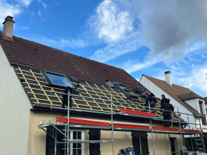 Photo de galerie - Rénovation complète d’une toiture réalisée avec soin. Des finitions de qualité pour une toiture durable, esthétique et parfaitement protégée.
