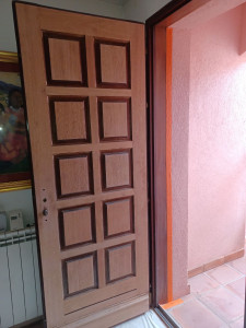Photo de galerie - Remise en état volet et porte d'entrée ponçage décapage vernis et mise en peinture 