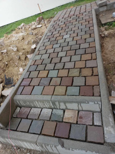 Photo de galerie - Poses pavé sur sol accidenté  en phases de réalisation 