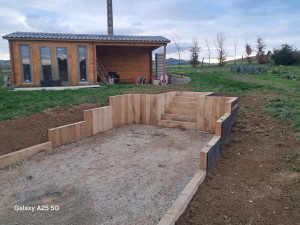 Photo de galerie - Creation d un terrain de boules avec madrier en chêne et escalier. 
