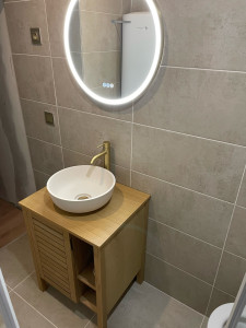 Photo de galerie - Pose d’un miroir ainsi que d’un meuble avec vasque et robinet