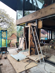 Photo de galerie - Milieu de chantier , maison sur pilotis (suite)