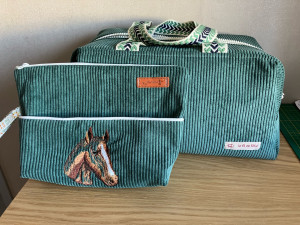 Photo de galerie - Sac de voyage et pochette brodée par mes soins 