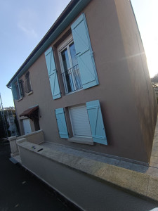 Photo de galerie - Traitement des fissures, pose du trame , application d'un grésé en finition, remise en état des volets en bois 