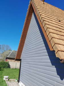 Photo de galerie - Réalisation de cache moineau en PVC couleur chêne clair et pose rive en alu couleur chêne clair 