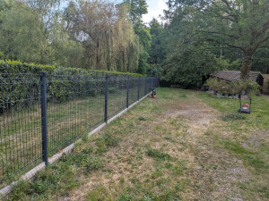 Photo de galerie - Plantation sur bâche d'une haie de photinia avant 
