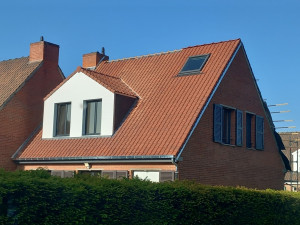Photo de galerie - Rénovation de toiture en tuiles mécanique, avec bardage en pvc sur lucarne et gouttière zinc carré. 