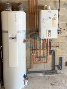 Photo de galerie - Installation complète d’une chaudière gaz à condensation et d’un ballon thermodynamique, avec réalisation des réseaux et raccordements en cuivre pour le chauffage et l’eau chaude sanitaire.