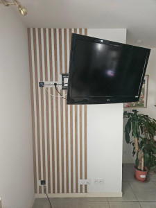 Photo de galerie - Pose de prise derrière la télé et d'une gaine pour câble HDMI et fibre 