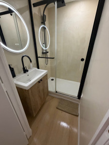 Photo de galerie - Nettoyage complet d’une salle de bain : lavabo, douche, WC et sols.