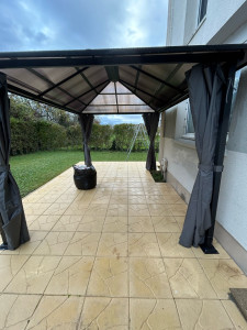 Photo de galerie - Montage pergola + fixation au sol 