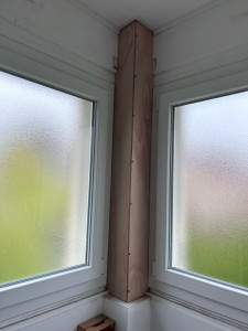 Photo de galerie - Coffrage d’une colonne d’eau de pluie dans une salle de bain. 