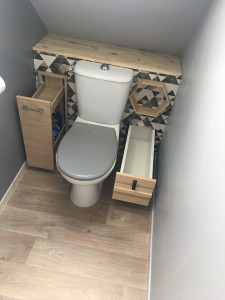 Photo de galerie - Création de rangement derrière un WC en sous-pente