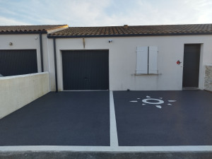 Photo de galerie - Réalisation d'un béton drainant sur une allée carrossable (couleur gris anthracite)