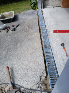 Photo de galerie - Mise en place de caniveaux
