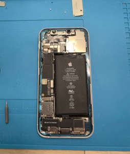 Photo de galerie - Remplacement batterie iPhone 12