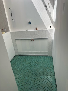 Photo de galerie - Carrelage SDB 15*5 Pose chevronné avec des joints noir 