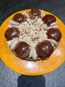 Photo de galerie - Un saint-honoré chocolat réalisé pour un anniversaire 