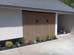 Photo de galerie - Habillage mur extérieur et création parterre de fleurs.