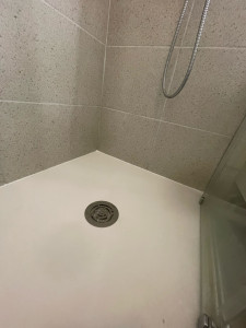 Photo de galerie - Reprise de joint silicone douche 