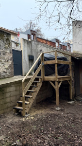 Photo de galerie - Voici une terrasse en bois suspendu et escalier tout sur mesure hésiter à me contacter 07.62.12.38.71 devis et déplacement gratuit !
