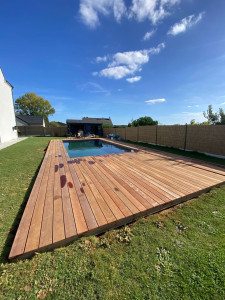 Photo de galerie - Création d'une terrasse en bois au tour dune piscine 