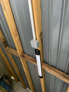 Photo de galerie - Installation plafonnier led étanche chalet avec va et viens et tirage création de ligne