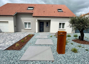 Photo de galerie - Pose d’une allée en céramique cailloux également 
