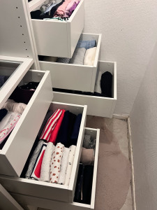 Photo de galerie - Tri et réorganisation de vêtement , pliage à la japonaise pour un gain de place et vêtement visible 