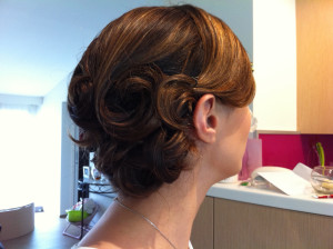 Photo de galerie - Chignon sur un cheveux court .