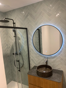 Photo de galerie - Parois de douche,meuble vasque, miroir