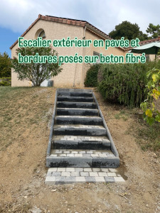Photo de galerie - Escalier en pavés et bordures sur béton fibré