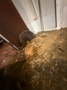 Photo de galerie - Intervention débouchage de nuit d’un réseau d’évacuation d’un restaurant raccordé sur une maison qui remonte dans la douche de la maison 