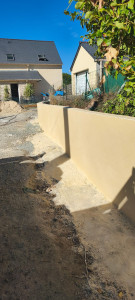 Photo de galerie - Mur de soutènement maçonné avec application d'enduit monocouche. Finition soignée et réalisation de qualité

