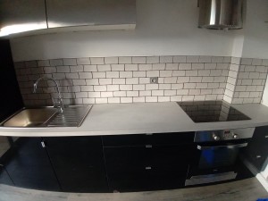 Photo de galerie - Pose d une cuisine avec plan de travail évier et mitigeur