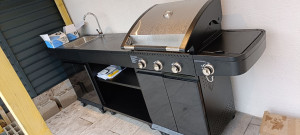 Photo de galerie - Assemblage d'un barbecue pour l'extérieur 