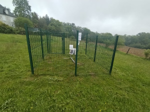 Photo de galerie - Tonte d'une station météorologiques pour in aérodrome 