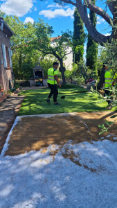 Photo de galerie - Jardin pose de sable et gazon synthétique 