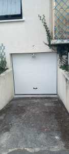 Photo de galerie - Pose d'une porte sectionnelle motorisée sur mesure avec pliage sur mesure
