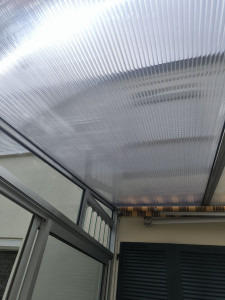 Photo de galerie - Remplacement d'un panneau alvéolaire d'une véranda.