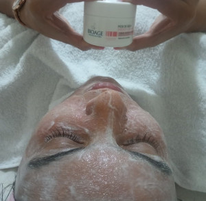 Photo de galerie - Nettoyage du visage avec extraction point noir 