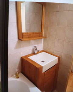 Photo de galerie - Montage d'un meuble  en bois avec lavabo de salle de  bain avec miroir..et branchement de tuyaux eau froide eau chaude et vidange 

