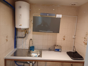 Photo de galerie - Instalation de ballon d’eau chaude et raccordement plomberie et placement du plan de travail avec evier de cuisine