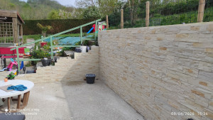 Photo de galerie - Espace salon de jardin murs en pierres de parement 