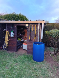 Photo de galerie - Montage de ce petit cabanon plus le toit en bac acier pause de gouttière et l'assure sur les planche chez un client à bessine 