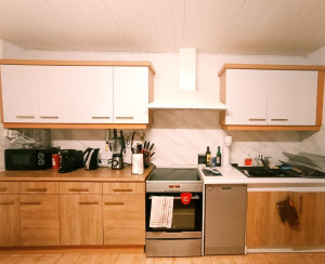 Photo de galerie - Habillage des meubles de cuisine, plan de travail et mur sous les meubles du mots