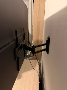 Photo de galerie - Assemblage et fixation d’un support télévision au mur. 