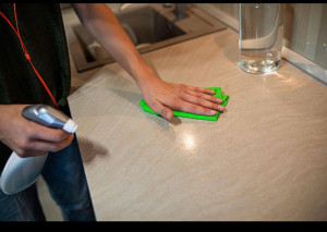 Photo de galerie -  Exemple de mon travail de ménage : appartement propre après nettoyage (sols, poussière, cuisine et salle de bain).