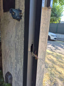 Photo de galerie - Remplacement d’une gache électrique pour portail qui s'ouvrait tout seul