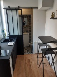 Photo de galerie - Montage de la table et fixation dans le mûr .
Fixation des étagères. 
Entretien du parquet.
ménage régulier après depart client Airbnb
